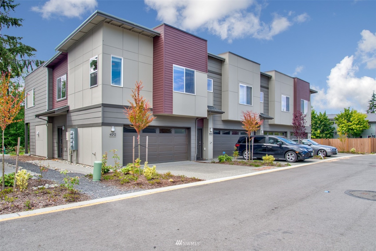 Archived property photo: 4912 Courtyard Ln Unit D1, Mukilteo, WA